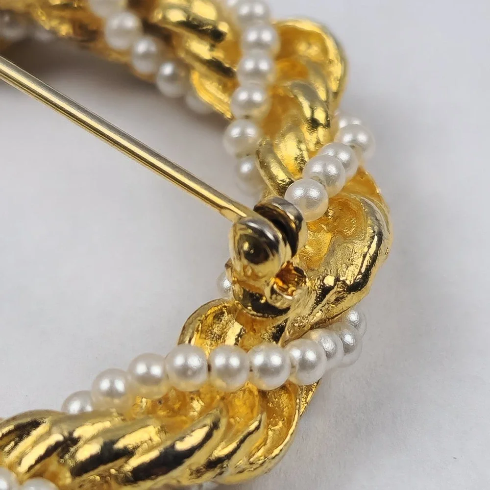 Vintage Faux Pearl‎ & Gold Tone Circular Brooch